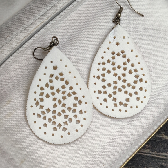 Vintage carved bone earrings - Picture 6 of 6